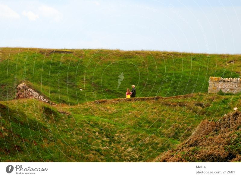 Groß und klein Ferien & Urlaub & Reisen Ausflug Mensch 2 Umwelt Natur Landschaft Wiese Hügel stehen Zusammensein grün Gefühle Stimmung Vertrauen Einigkeit