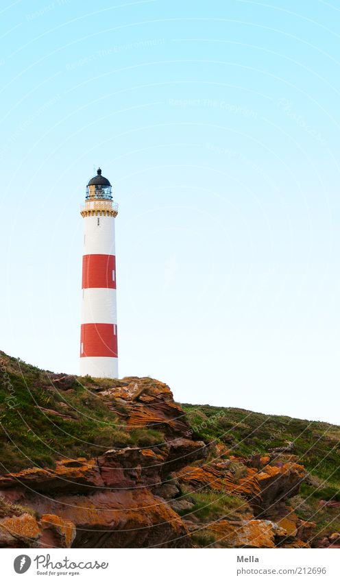 Heimleuchten Ferien & Urlaub & Reisen Ferne Umwelt Natur Erde Hügel Felsen Küste Klippe Leuchtturm stehen rund rot weiß Stimmung Sehnsucht Heimweh Fernweh