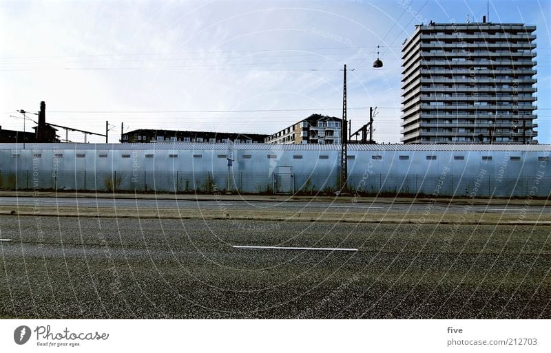 1 jahr später Haus Himmel Wolken Schönes Wetter Stadt Hauptstadt Stadtrand Hochhaus Platz Bauwerk Gebäude Mauer Wand Verkehr Verkehrswege Straße Wege & Pfade