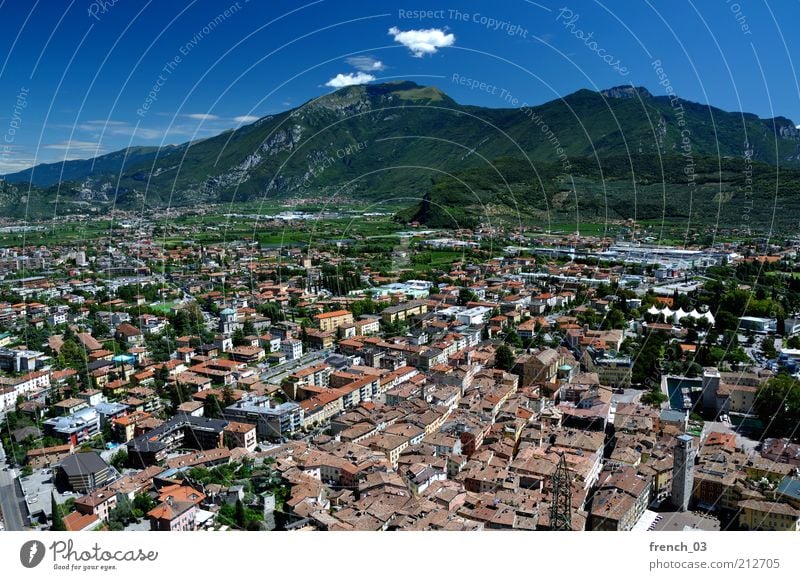 schöne Aussicht Ferien & Urlaub & Reisen Berge u. Gebirge Natur Luft Himmel Wolken Schönes Wetter Riva del Garda Italien Kleinstadt Haus Erholung Blick blau rot