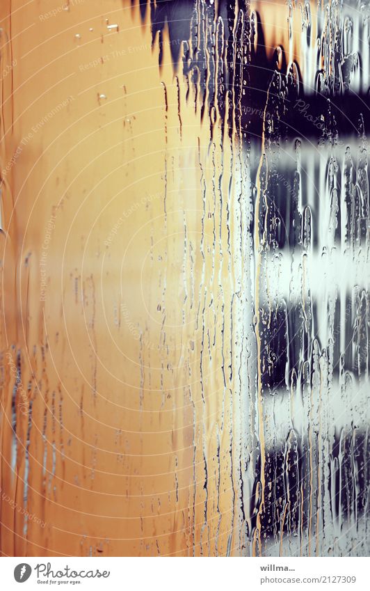 sommerregen II schlechtes Wetter Regen Haus Bauwerk Gebäude Architektur Giebelseite gelb Fenster Niederschlag Stadt Regenspuren nass Schliere Farbfoto