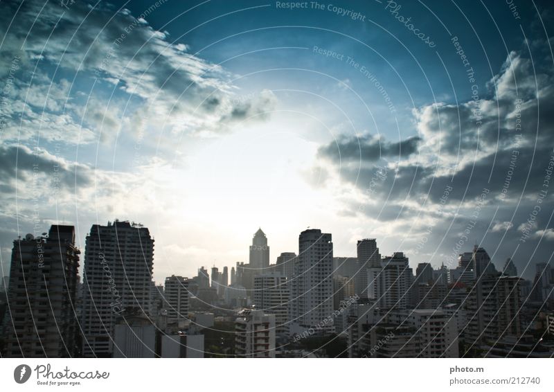 Skyline Bangkok Thailand Hochhaus Architektur Farbfoto Außenaufnahme Textfreiraum oben Tag Panorama (Aussicht) Blauer Himmel Wolken Sonne Gegenlicht