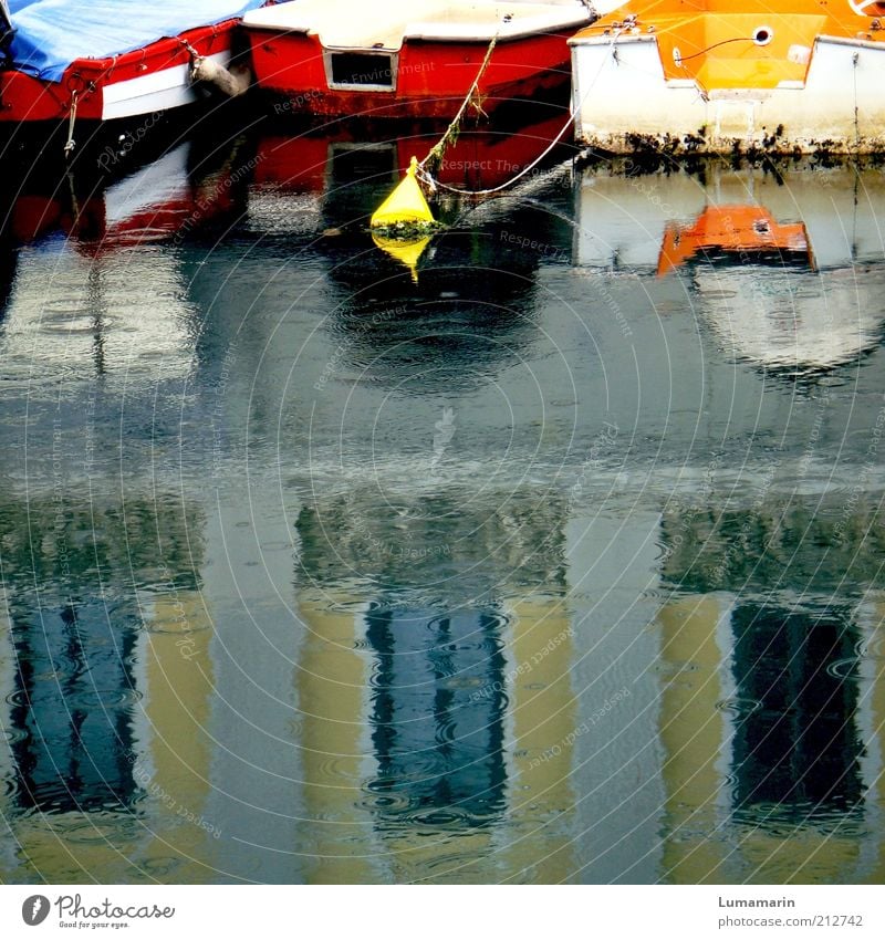 Regenbogen Ferien & Urlaub & Reisen Wasser Wassertropfen schlechtes Wetter Haus Hafen Schifffahrt Motorboot Ruderboot frisch nass trist Stadt mehrfarbig grau