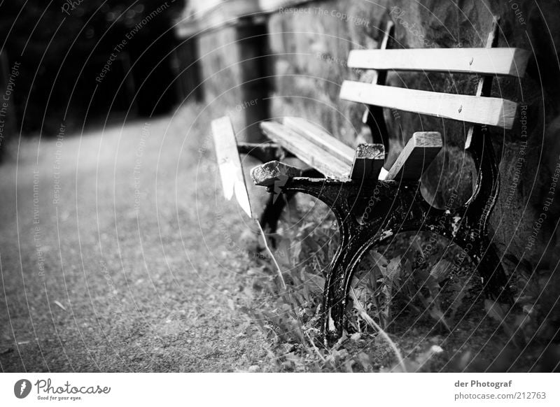 Broken bench Parkbank Holz Metall kaputt gebrochen alt Schwarzweißfoto Außenaufnahme Tag Bank Holzbrett Verfall Menschenleer Wege & Pfade trist Mauer