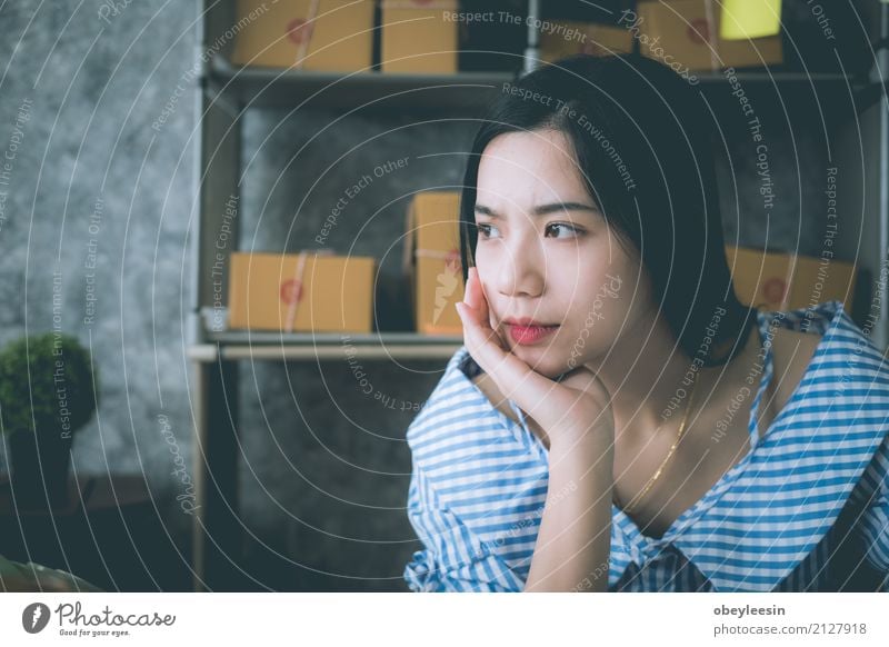 asiatische Frau, die alleine im Haus sitzt Gesicht Mensch Mann Erwachsene Verkehr Herz Denken Traurigkeit weinen Armut Wut Schmerz Einsamkeit Angst Verzweiflung