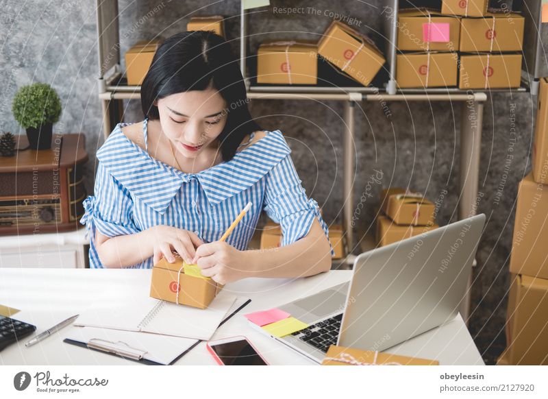 Berechnung der Portokosten eines kleinen Pakets kaufen Glück schön Sofa Wohnzimmer Studium Student Beruf Mittelstand Notebook Internet Frau Erwachsene