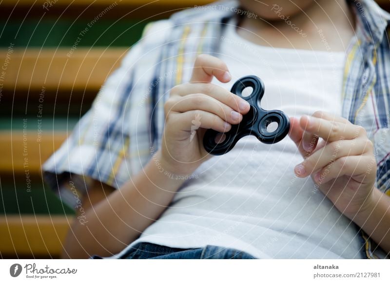 Glücklicher kleiner Junge, der im Park zur Tageszeit spielt. Lifestyle Freude schön Gesicht Erholung Freizeit & Hobby Spielen Sommer Kind Schule Mensch Mann