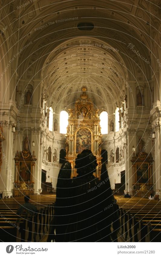 Engel auf Erden Statue schwarz München Altar Fenster Gotteshäuser gold Religion & Glaube Frauenkirche Dom Bogen