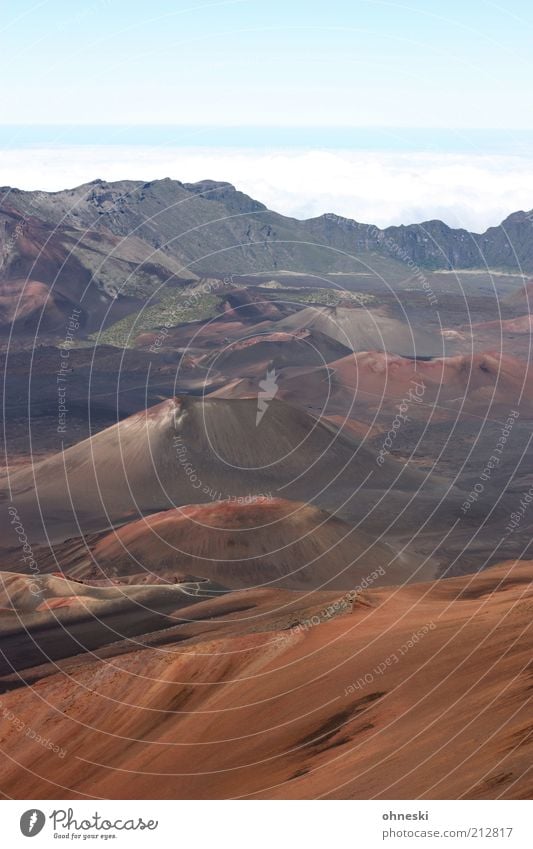 Haleakala Landschaft Urelemente Erde Luft Hügel Berge u. Gebirge Vulkan Unendlichkeit Ferne Farbfoto Textfreiraum oben Totale Himmel trist Menschenleer Dürre