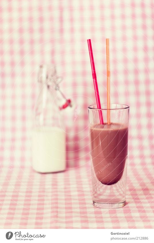 Schoko Lebensmittel Milcherzeugnisse Getränk Kakao Flasche Glas Trinkhalm lecker süß Milchflasche Vollmilch Foodfotografie schokobraun Schokomilchshake Farbfoto