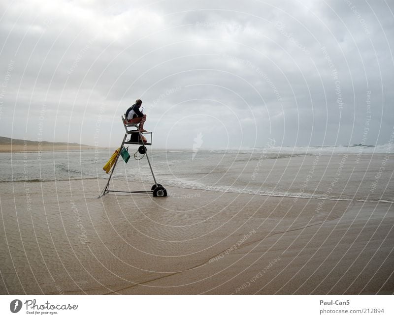 Security Ferien & Urlaub & Reisen Tourismus Strand Meer Wellen Wassersport maskulin Mann Erwachsene 1 Mensch Wolken schlechtes Wetter Sturm Sand Stimmung Mut