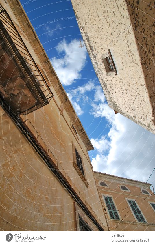 Was dem zett sein Hinterhof ... Himmel Wolken Sommer Schönes Wetter Wärme Kleinstadt Altstadt Haus Bauwerk Mauer Wand Fassade Balkon Fenster Fensterladen alt