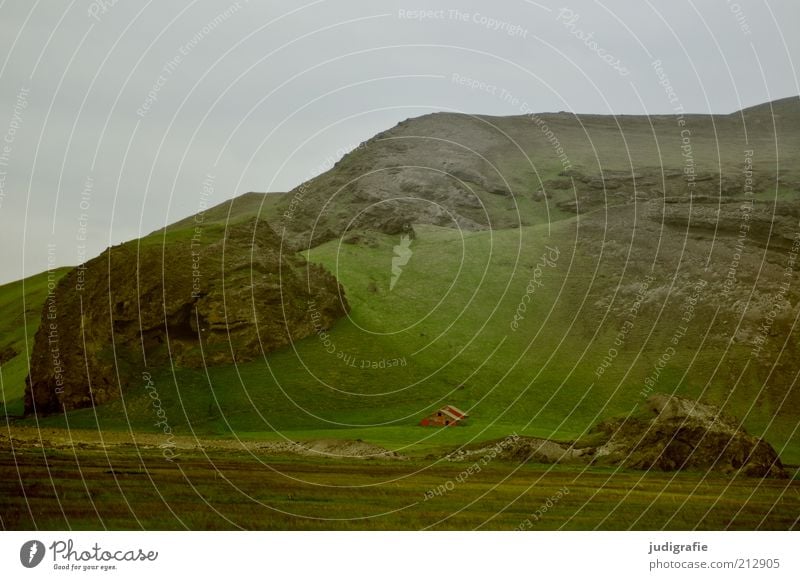 Island Umwelt Natur Landschaft Himmel Wiese Hügel Felsen Berge u. Gebirge Haus Einfamilienhaus Hütte Gebäude Häusliches Leben klein natürlich grün Stimmung