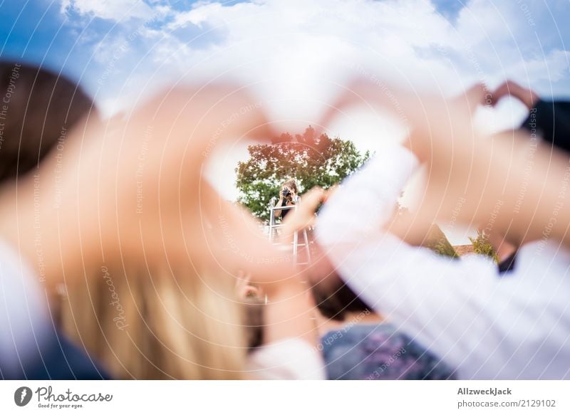 Love & Cheese. Please. Lifestyle Hochzeit Leben Hand Menschenmenge Klischee Glück Fröhlichkeit Lebensfreude Zusammensein Liebe Romantik Kitsch Gruppenfoto