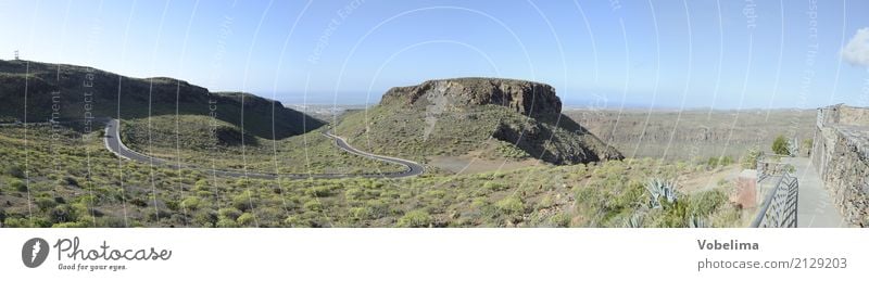 Straße im Süden von Gran Canaria Natur Landschaft Himmel Wolkenloser Himmel Hügel Berge u. Gebirge Verkehrswege Straßenverkehr blau braun grau grün Farbfoto