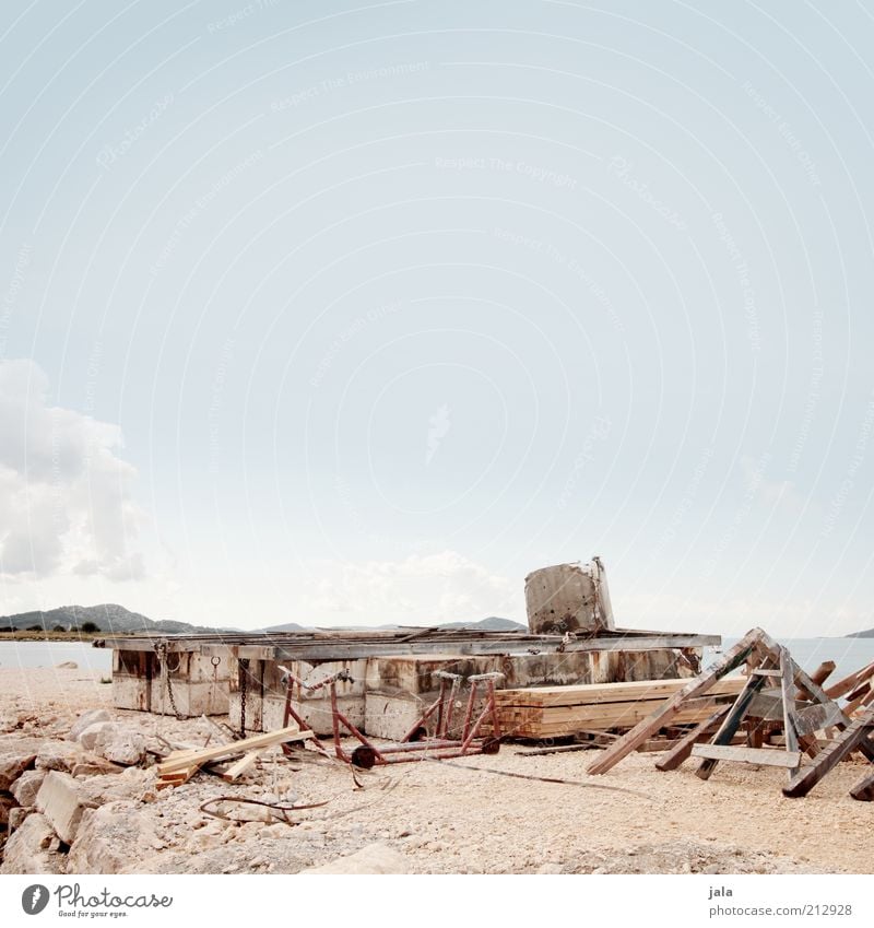 Schaffe schaffe Schiffle baue Arbeitsplatz Handwerk Landschaft Himmel Hügel Küste Meer Kroatien Hafen Schiffsbau Farbfoto Außenaufnahme Menschenleer