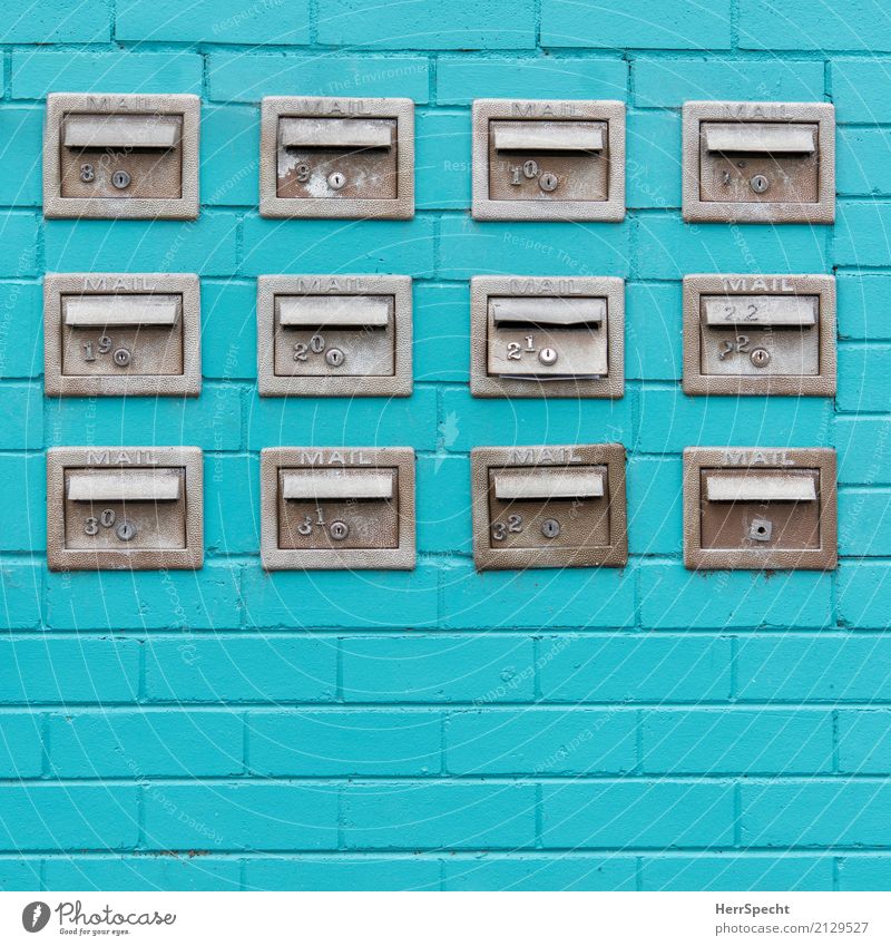 Post Boxes Stadt Bauwerk Gebäude Mauer Wand Fassade Briefkasten Metall eckig klein viele grau türkis Mehrfamilienhaus Ziffern & Zahlen Schlitz Häusliches Leben