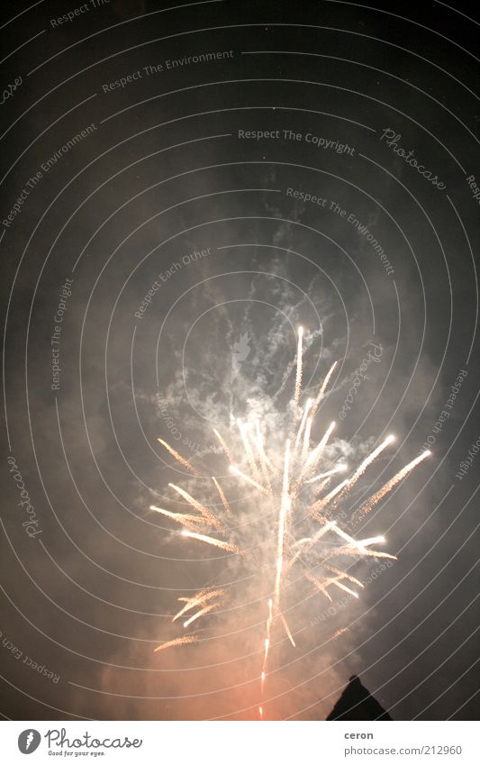 Feuerwerk Natur Himmel Blitze dunkel gigantisch rot schwarz Farbfoto Außenaufnahme Abend Nacht Lichterscheinung Nachthimmel Rauch sprühen Funken Menschenleer