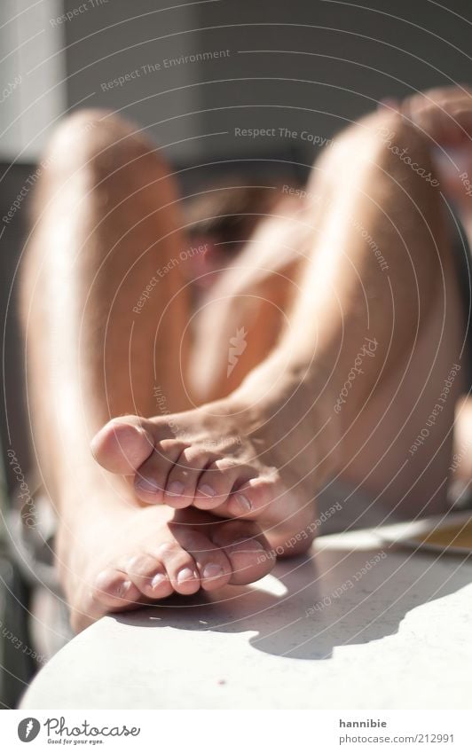 zeh'n Mensch Junger Mann Jugendliche Fuß 1 sitzen dünn Zufriedenheit Erholung Zehen Schienbein Schatten Knie Nachmittag Nachmittagssonne Beine Farbfoto