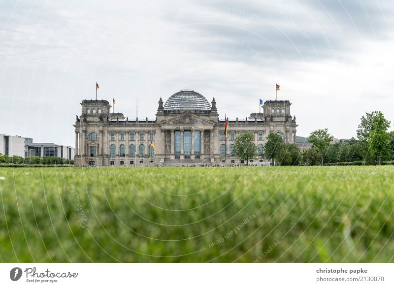 Berliner Reichstagsgebäude aus Froschperspektive Deutscher Bundestag Architektur bundestag Regierungssitz Regierungspalast Textfreiraum Deutsche Flagge