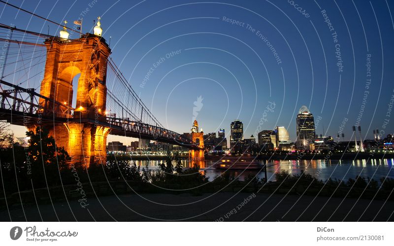 Cincinnati, Ohio (2) Fluss Ohio River USA Nordamerika Stadt Skyline Hochhaus Brücke blau Farbfoto mehrfarbig Außenaufnahme Dämmerung Nacht