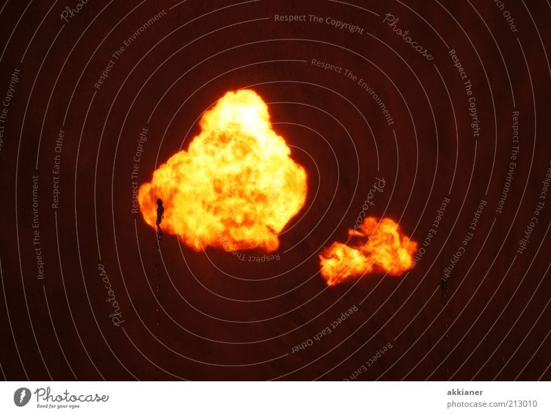 Feuerball Urelemente heiß hell Wärme gelb schwarz Flamme Farbfoto mehrfarbig Außenaufnahme Menschenleer Textfreiraum links Textfreiraum rechts Textfreiraum oben