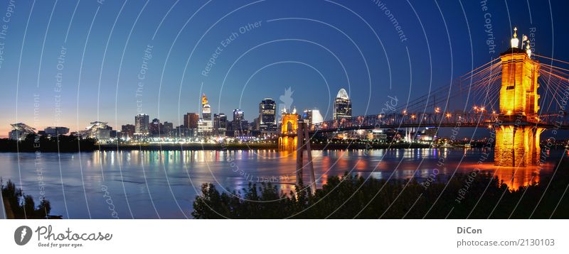 Cincinnati, Ohio Fluss Ohio River USA Nordamerika Stadt Skyline Hochhaus Brücke blau Farbfoto mehrfarbig Außenaufnahme Dämmerung Nacht Reflexion & Spiegelung