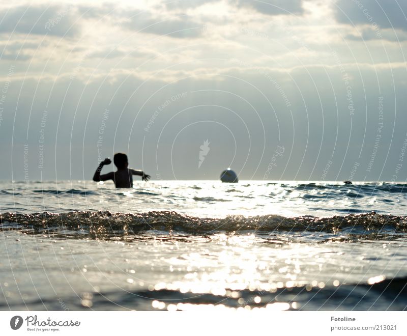 Ballspiel im Meer Mensch Kind Umwelt Urelemente Wasser Himmel Wolken Sommer Wellen Küste Ostsee Spielen werfen hell nass Gegenlicht Wellengang Farbfoto