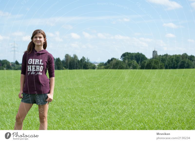 Girl Schüler Gartenarbeit Mädchen Junge Frau Jugendliche Leben 1 Mensch 13-18 Jahre Frühling Sommer Wiese Feld beobachten Lächeln Blick stehen authentisch frei