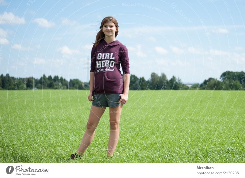 Girl feminin Mädchen Junge Frau Jugendliche Leben 1 Mensch 13-18 Jahre Natur Sommer Schönes Wetter Wiese Feld Lächeln Blick stehen träumen sportlich authentisch