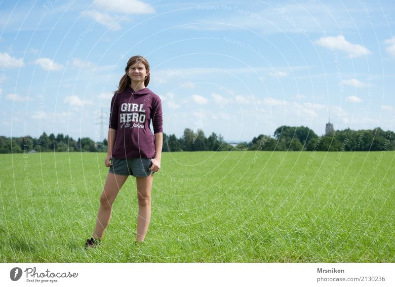 Girl feminin Mädchen Jugendliche Leben 1 Mensch 13-18 Jahre Himmel Wolken Frühling Sommer Wiese Feld langhaarig beobachten Lächeln stehen sportlich authentisch