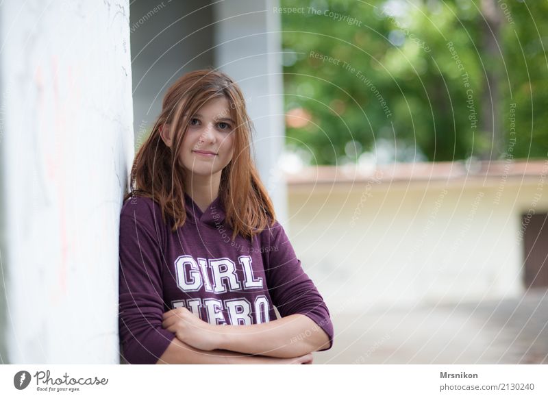 Girl Freizeit & Hobby Mensch Mädchen Junge Frau Jugendliche Kindheit 1 13-18 Jahre Denken Lächeln Blick stehen Glück schön dünn Stimmung Freude Sicherheit