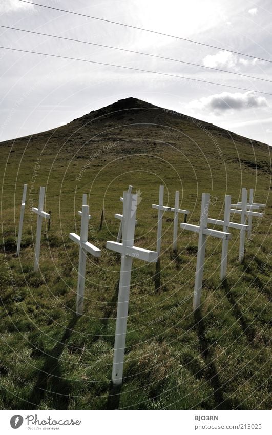 Stille | Iceland trist grau grün weiß Gefühle Stimmung Traurigkeit Trauer Tod Endzeitstimmung Religion & Glaube Vergänglichkeit Island Wiese