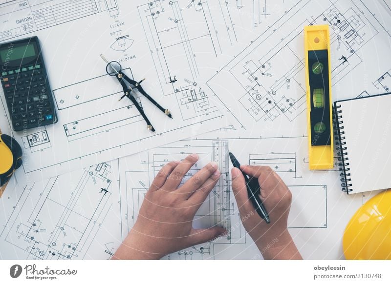 Architekt oder Planer, die an Zeichnungen für Bau arbeiten Design Schreibtisch Arbeit & Erwerbstätigkeit Beruf Büro Business Sitzung Computer Notebook