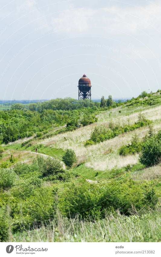 LanstroperEi Landschaft Luft Wolken Frühling Gras Sträucher Wildpflanze Hügel Deutschland Wasserturm hoch kalt blau braun grün weiß Neugier Lager Ferne weit