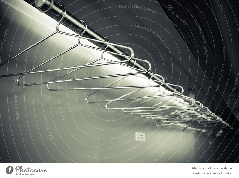 Gnädigste, ihren Mantel bitte!? Design Symmetrie Kleiderständer Kleiderbügel grau silber Metall Leuchtstoffröhre Beleuchtung leer Gedeckte Farben Menschenleer