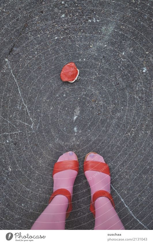 verlust oder fund Fuß Beine weiblich Frau Strümpfe Schuhe Sandale Damenschuhe stehen Straße Asphalt heben verlieren Portemonnaie Geld verloren finden rot rosa