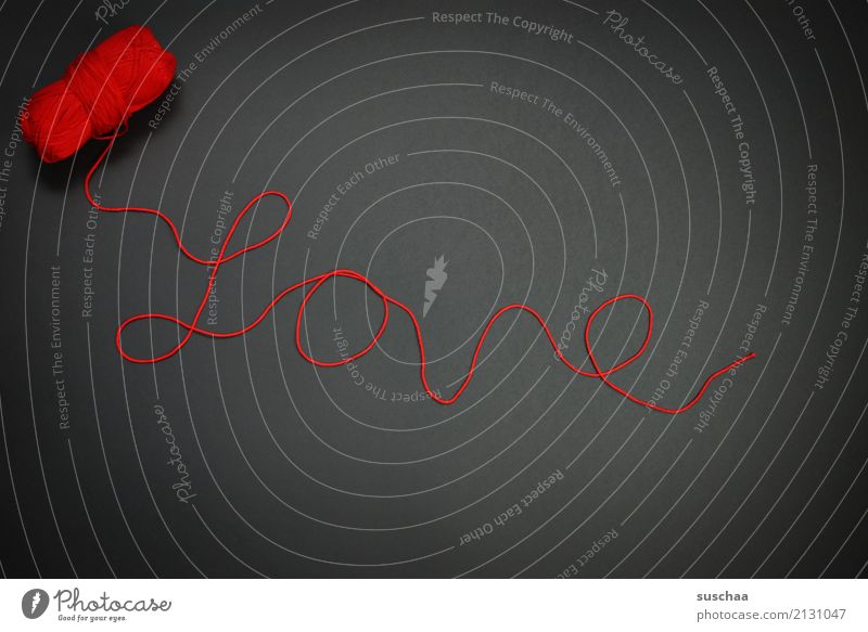 love Wolle Wollknäuel wollfaden Wort schrift Handschrift Buchstaben Liebe Liebesbekundung Hintergrund neutral rot