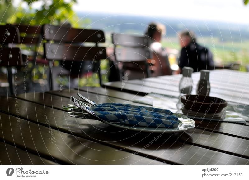 beergarden Geschirr Teller Besteck Freizeit & Hobby Sommer Garten Biergarten Mensch maskulin Mann Erwachsene 2 sitzen authentisch blau braun grün weiß