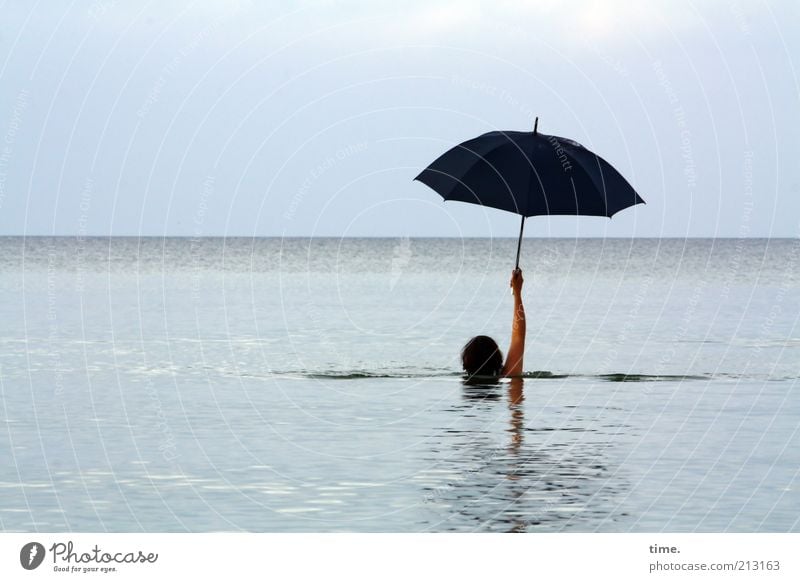 Vorsichtsmaßnahme Schwimmen & Baden Ferne Meer Wellen Frau Erwachsene Kopf Arme Wasser Himmel Horizont Ostsee Regenschirm außergewöhnlich nass schwarz skurril