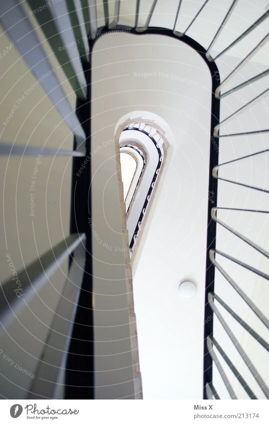 upstairs Wohnung Haus Treppe hoch rein Treppenhaus Treppengeländer Farbfoto Innenaufnahme Menschenleer Froschperspektive Zentralperspektive Etage Geländer trist