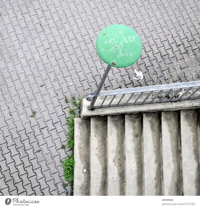 Nebeneingang Stadt Menschenleer Platz Treppe Stein alt grau grün Lampe Pflastersteine Farbfoto Gedeckte Farben Außenaufnahme Muster Textfreiraum links Tag