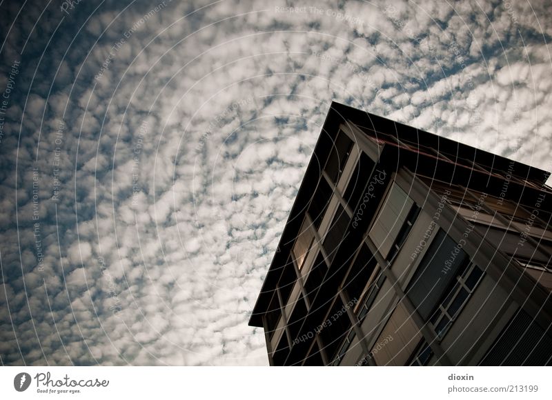 heiter bis wolkig Himmel Wolken Klima Wetter Mannheim Haus Hochhaus Bauwerk Gebäude Architektur Bürogebäude Immobilienmarkt Fenster Jalousie Rollladen