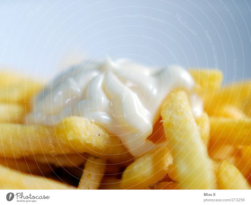 lecker Lebensmittel Ernährung Mittagessen Abendessen Fastfood heiß Pommes frites Mayonnaise Fett ungesund Farbfoto mehrfarbig Nahaufnahme Makroaufnahme