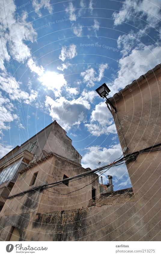 Alles schief und krumm Himmel Wolken Sonne Sommer Schönes Wetter Kleinstadt Altstadt Haus Mauer Wand Fassade Fenster alt leuchten Häusliches Leben historisch