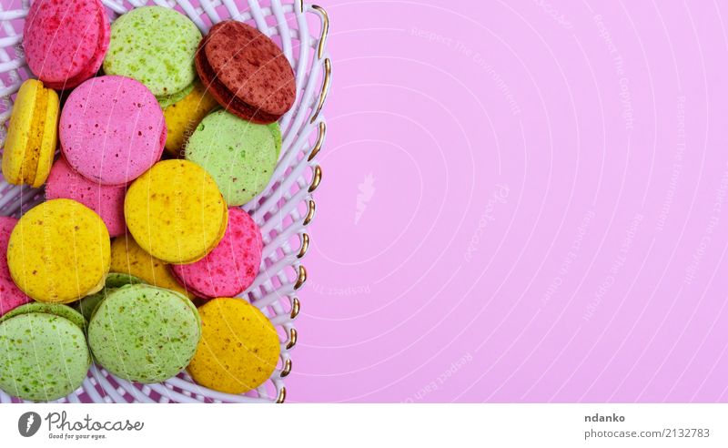 bunte Kuchen aus Mandelmehl Dessert Süßwaren Teller Gastronomie hell lecker braun gelb grün rosa Tradition Macaron farbenfroh Hintergrund süß Backwaren Kekse