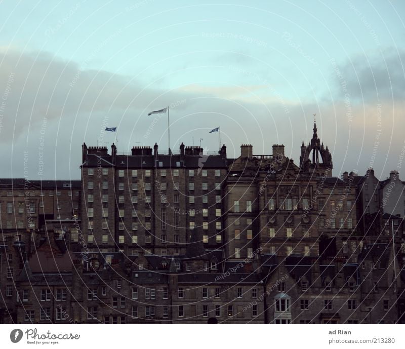 Über den Dächern von Schottland Edinburgh Altstadt Skyline Haus Mauer Wand Farbfoto Außenaufnahme Totale Häuserzeile Stadtteil grau trist historisch