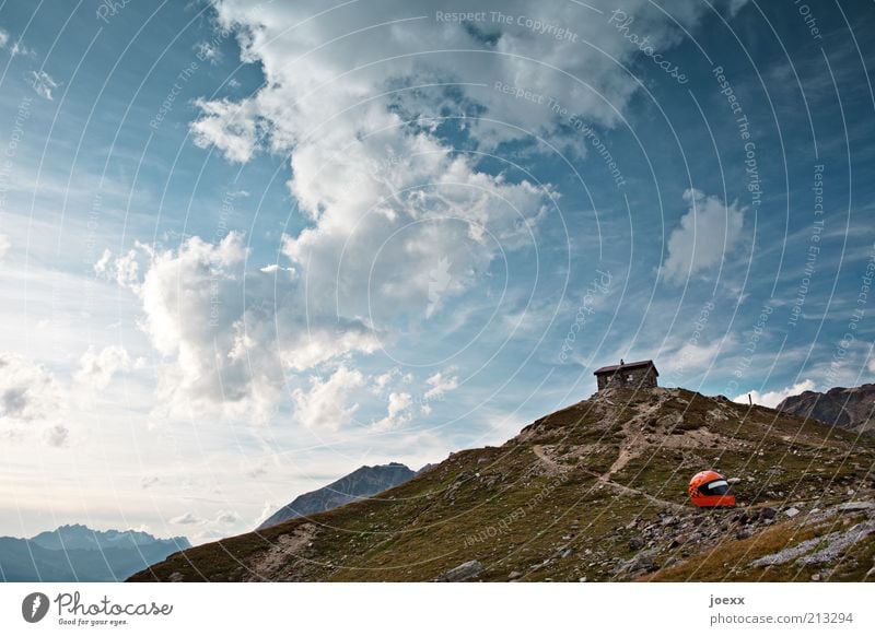 Safety first Natur Himmel Wolken Alpen Berge u. Gebirge Helm hoch blau braun Fernweh Einsamkeit Freizeit & Hobby Idylle ruhig Sicherheit Hütte Berghütte