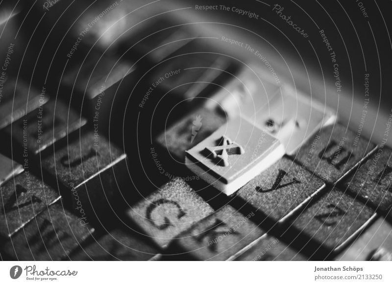 The x Holzstempel Stempel Typographie Schriftzeichen Buchstaben Druck Schreibmaschine alt Kleinbuchstaben Schwarzweißfoto Makroaufnahme Detailaufnahme Basteln