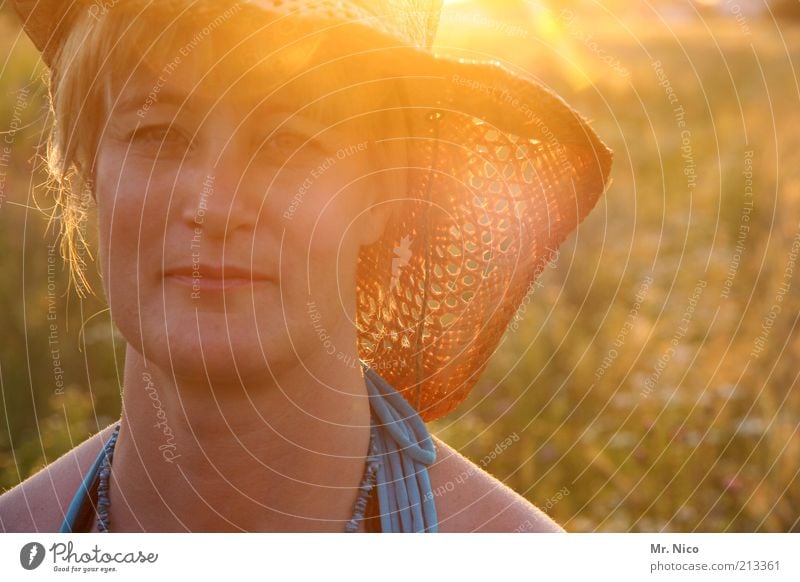 just a day Sommerurlaub feminin Frau Erwachsene Kopf Gesicht Natur Schönes Wetter Wildpflanze Wiese Hut blond natürlich Wärme Sonnenhut Strohhut Dämmerung